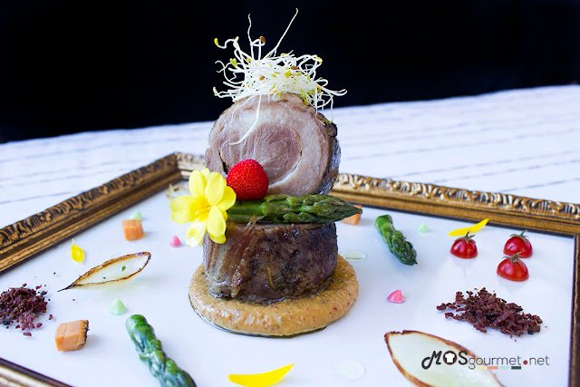 secreto ibérico a baja temperatura a la vainilla con polvo de presa y salsa de madroño