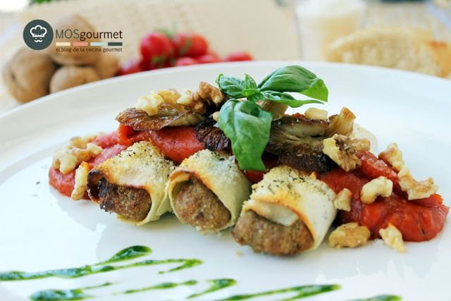 CANELONES RELLENOS DE CARNE, CON FOIE DE PATO, SETAS Y SALSA DE TOMATE