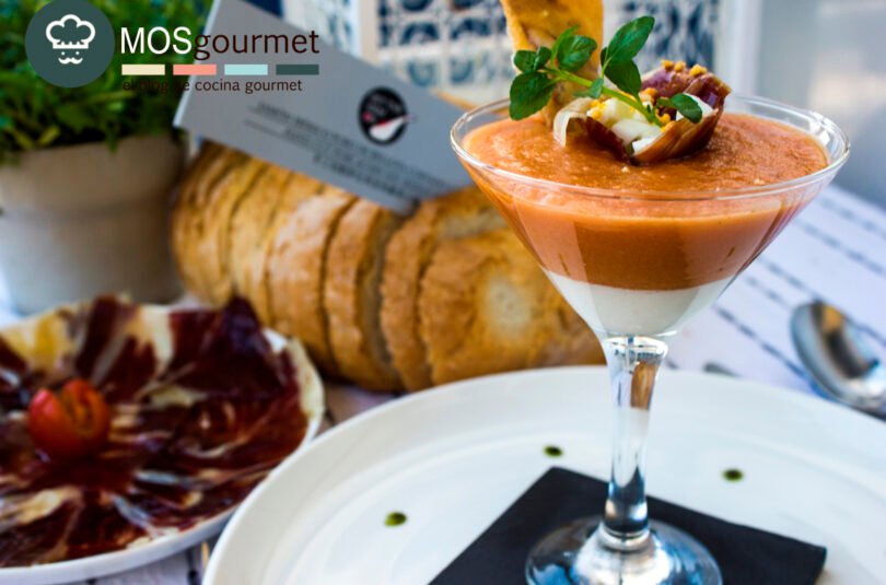 Salmorejo con helado de queso y jamón ibérico puro de bellota con crujiente de gambas