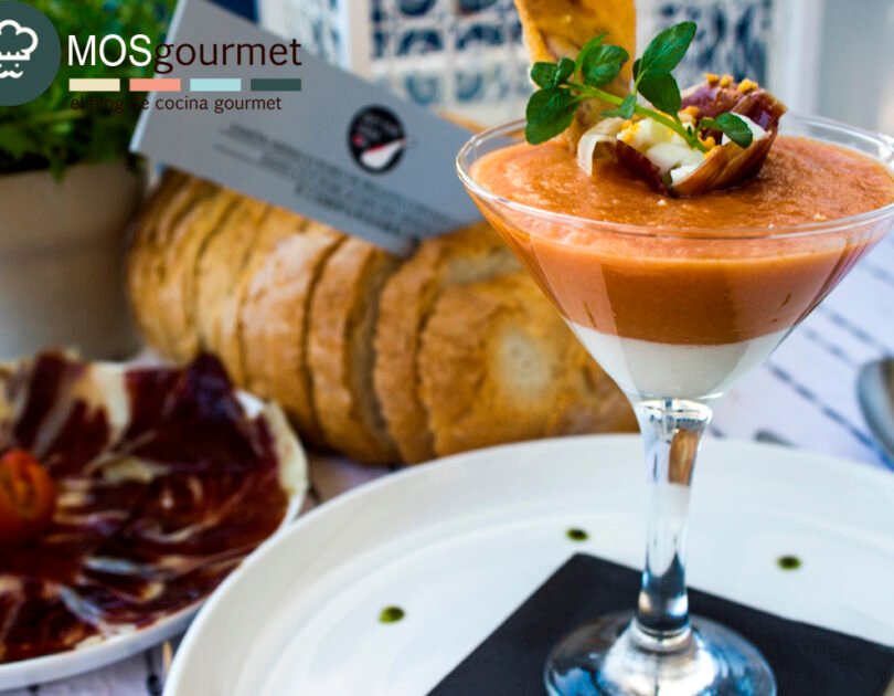 Salmorejo con helado de queso y jamón ibérico puro de bellota con crujiente de gambas