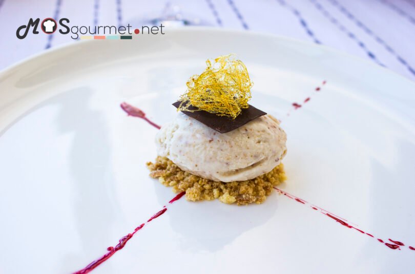 Helado de torrijas con aroma de azahar y filamentos de miel