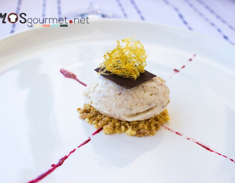 Helado de torrijas con aroma de azahar y filamentos de miel
