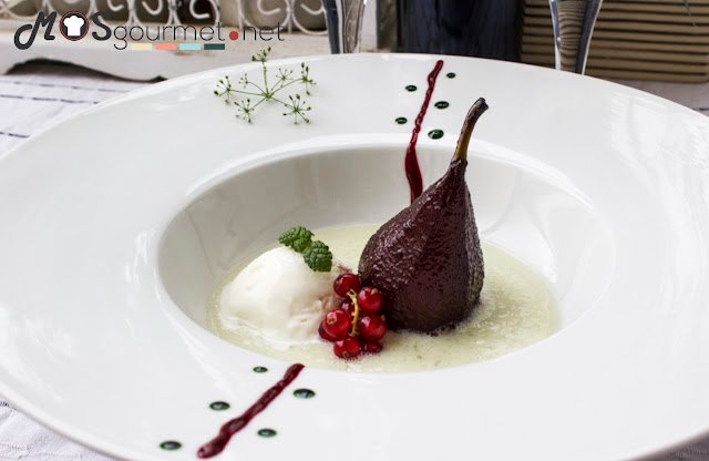 Peras al vino tinto con helado de torta del casar y smoothie de melón con miel de villuerca – ibores