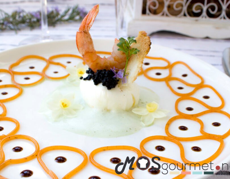 Espaguetis de sopa de tomate con aire de albahaca, huevo escalfado y caviar