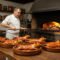 Lechazo asado en horno de leña durante los encuentros gastronómicos de Castilla y León
